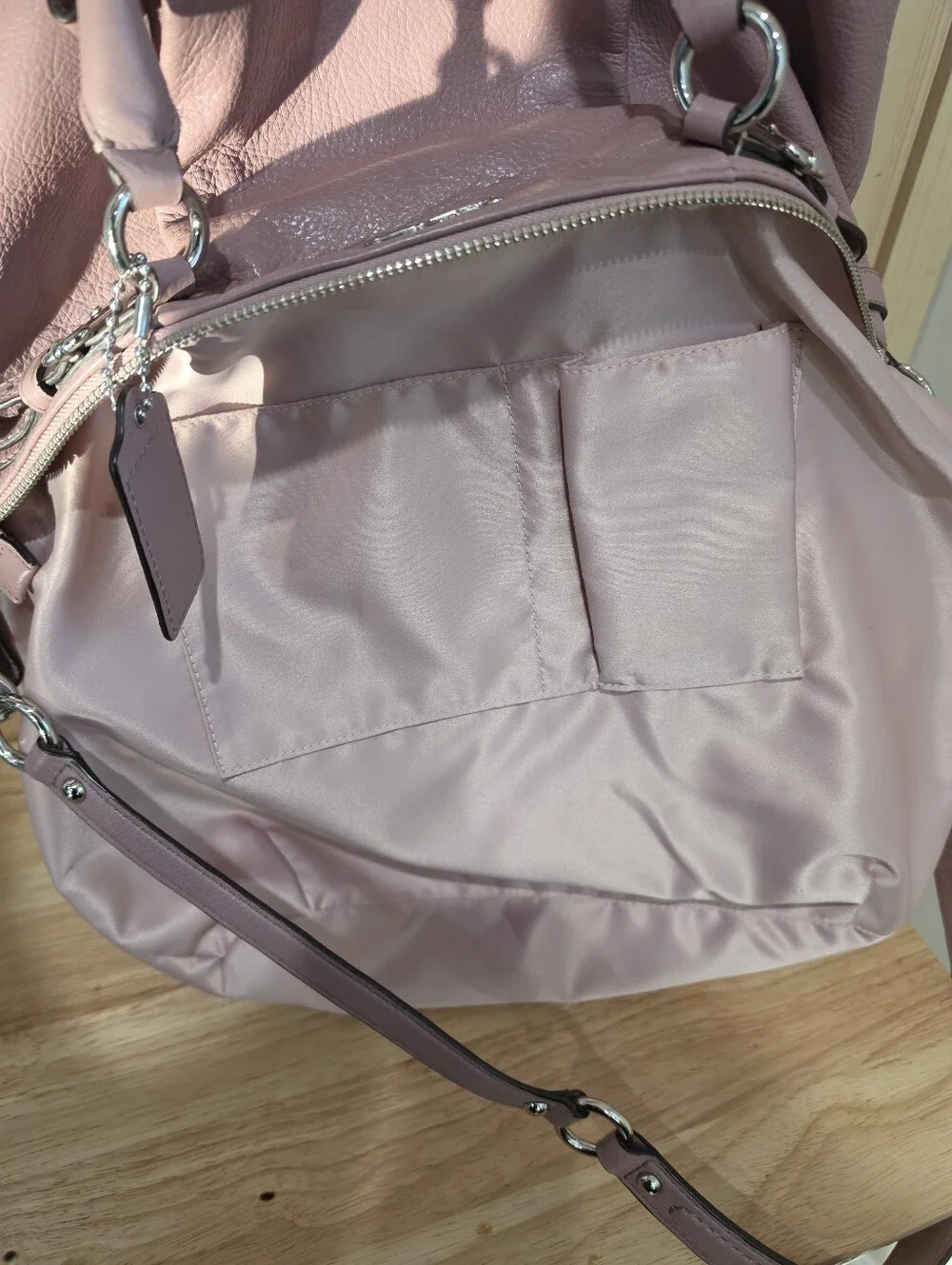 Coach Madison Lindsey satchel made of leather with brass hardware.EUC Soft Pink